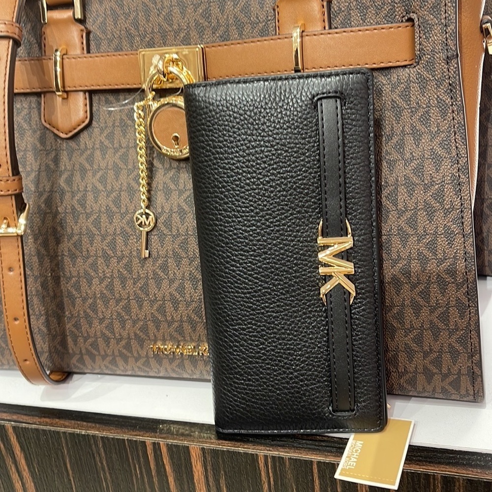 MICHAEL KORS
Reed Large Pebbled Leather Snap Wallet
Style# 35S3G6RE3L
Black 
NWT - Picture 2 of 16